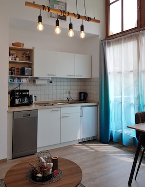 Kühlschrank, Geschirrspüler, Wasserkocher mit Kaffee-/Teezubehör