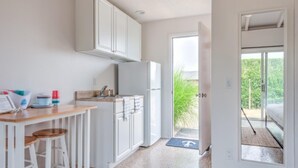 Rumah, 2 Tempat Tidur Queen (Bungalows at Common Ground - Unit 16 ) | Dapur pribadi