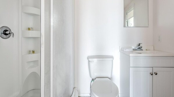 House, 2 Queen Beds (Bungalows at Common Ground - Unit 16 ) | Bathroom - Bungalows at Common Ground - Unit 16 Dbl Queen (Montauk)