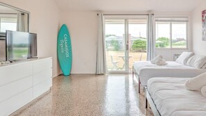 House, 1 King Bed (Unit 8 King - Bungalows at Common Gro)