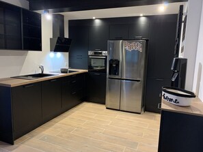 Réfrigérateur, micro-ondes, four, plaque de cuisson