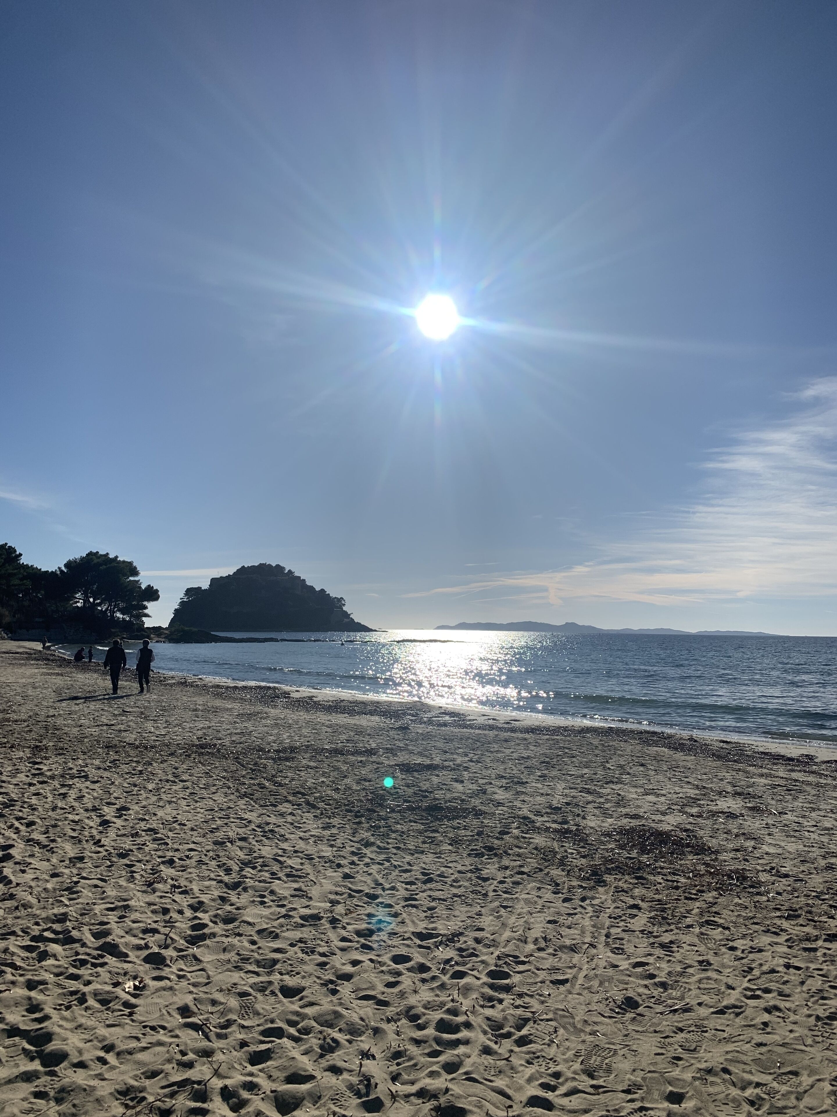 Beach nearby, sun loungers, beach towels