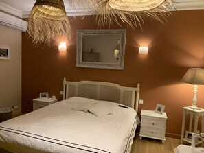 5 habitaciones, tabla de planchar con plancha y cuna de viaje 