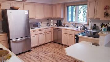 KylskÄp, mikrovÄgsugn, ugn och spishÀll