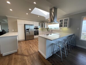 ثلاجة، ميكروويف، فرن، موقد طهي مسطح