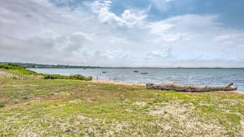 House, 1 King Bed (Unit 1 King - Bungalows at Common Gro) | Beach | On the beach