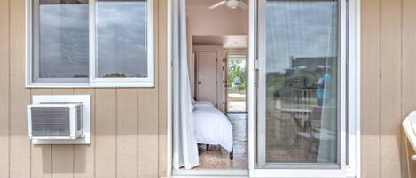 Talo, 2 keskisuurta parisänkyä (Unit 12 Deluxe Dbl Queen - Bungalows ) | 1 makuuhuone, Wi-Fi