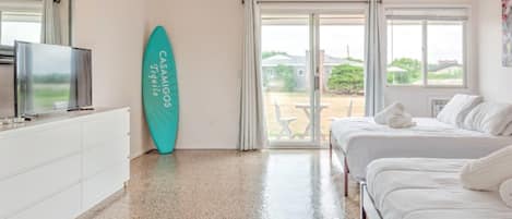 House, 2 Queen Beds (Unit 12 Deluxe Dbl Queen - Bungalows ) | 1 bedroom, WiFi