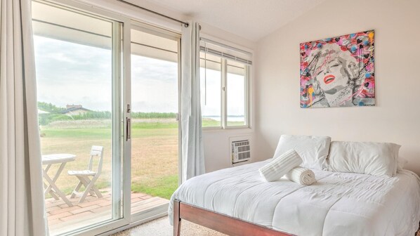 Talo, 2 keskisuurta parisänkyä (Bungalows at Common Ground - Unit 18 ) | 1 makuuhuone