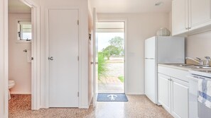 Talo, 2 keskisuurta parisänkyä (Bungalows at Common Ground - Unit 18 ) | 1 makuuhuone