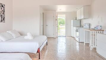 Rumah, 2 Tempat Tidur Queen (Unit 3 Dbl Queen - Bungalows at Commo) | 1 kamar tidur dan Wi-Fi