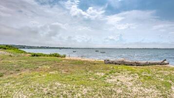 Rumah, 2 Tempat Tidur Queen (Unit 3 Dbl Queen - Bungalows at Commo) | Pantai | Di pantai