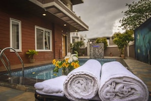 من حمّامات السباحة المغطاة، حمّام سباحة خارجي