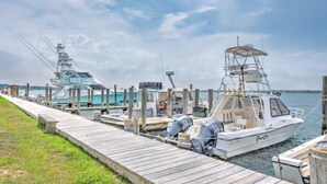 A marina with docked boats, wooden walkways, and a clear sky. - Unit 5 Dbl Queen - Bungalows at Common Ground (Montauk)