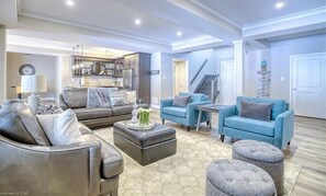 TV connectée, cheminée, baby-foot, espaces bureaux