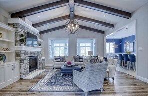 TV connectée, cheminée, baby-foot, espaces bureaux