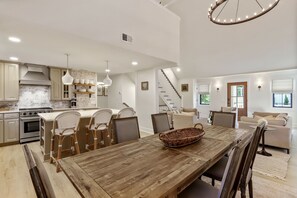Fridge, microwave, oven, stovetop - New fully renovated home 1 minute walk to the beautiful private beach access (Hilton Head Island)
