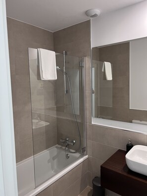 Bathtub, towels