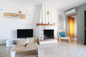 TV, fireplace