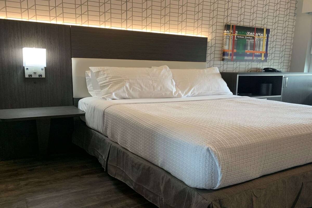 Standard Room, 1 Queen Bed, Accessible, Refrigerator | Premium bedding, memory foam beds, desk, laptop workspace