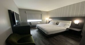 高級寝具、低反発ベッド、デスク、ノートパソコン用作業スペース