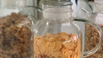 A glass jar filled with cereal flakes, labeled "Cereal de Philomeno" and "Since 1880".