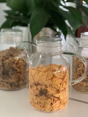 A glass jar filled with cereal flakes, labeled "Cereal de Philomeno" and "Since 1880".