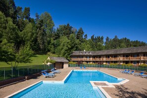 Una piscina cubierta, una piscina al aire libre de temporada, tumbonas