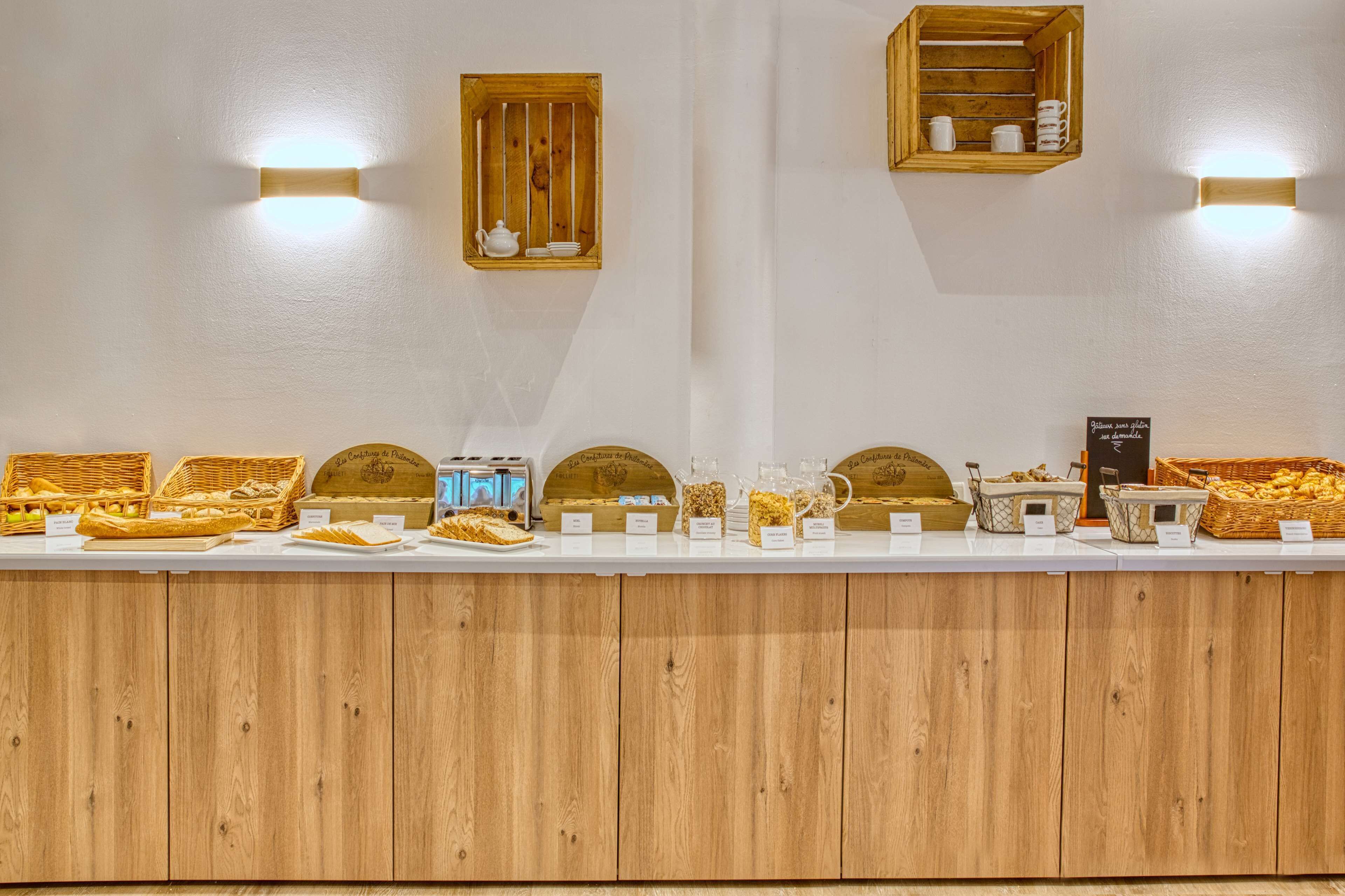 Un mostrador de buffet con diversos alimentos y vitrinas de madera.