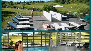 Un espace piscine aménagé sur le toit, avec des chaises longues et une vue sur le paysage environnant.