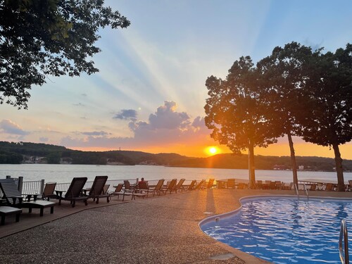 3bd/3ba condo, lake front, steps from lakeside pool, family fun, 5 star reviews!