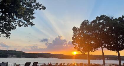 3bd/3ba condo, lake front, steps from lakeside pool, family fun, 5 star reviews!