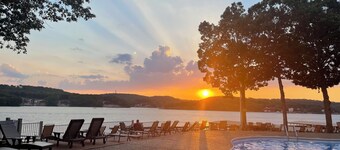 3bd/3ba condo, lake front, steps from lakeside pool, family fun, 5 star reviews!