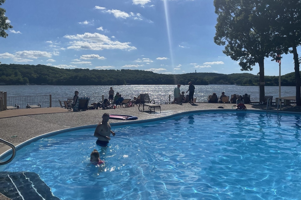 Conveniently Located Lakefront Condo– Gorgeous Views – Lakeside Pool - 5 stars!