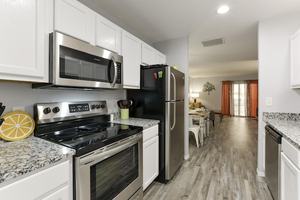 Condo (LemonDrop - 1.5mi to STRIP - Moonshin) | Private kitchen