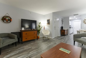 Condo (LemonDrop - 1.5mi to STRIP - Moonshin) | Living room