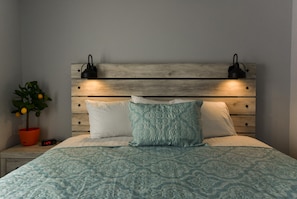 Condo (LemonDrop - 1.5mi to STRIP - Moonshin)