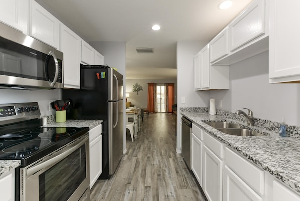 Condo (LemonDrop - 1.5mi to STRIP - Moonshin) | Private kitchen