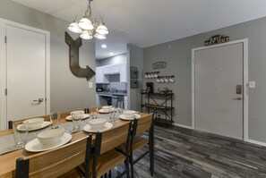 公寓客房 (Timepiece Stay - **NEW/Remodeled** NO) | 私人廚房 | 電冰箱、電熱水壺、鍋具/餐盤/廚房用品、餐桌