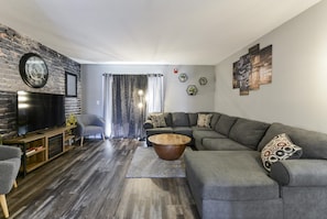 Condo (Timepiece Stay - **NEW/Remodeled** NO) | Living room