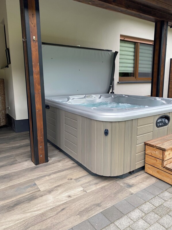 Outdoor spa tub - Large vacation apartment on the outskirts with heated whirlpool (Berlingen)
