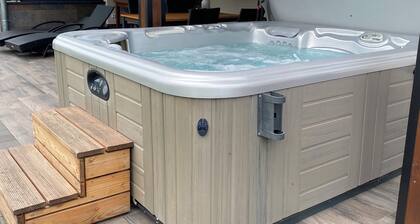 Große Ferienwohnung am Ortsrand mit beheiztem Whirlpool
