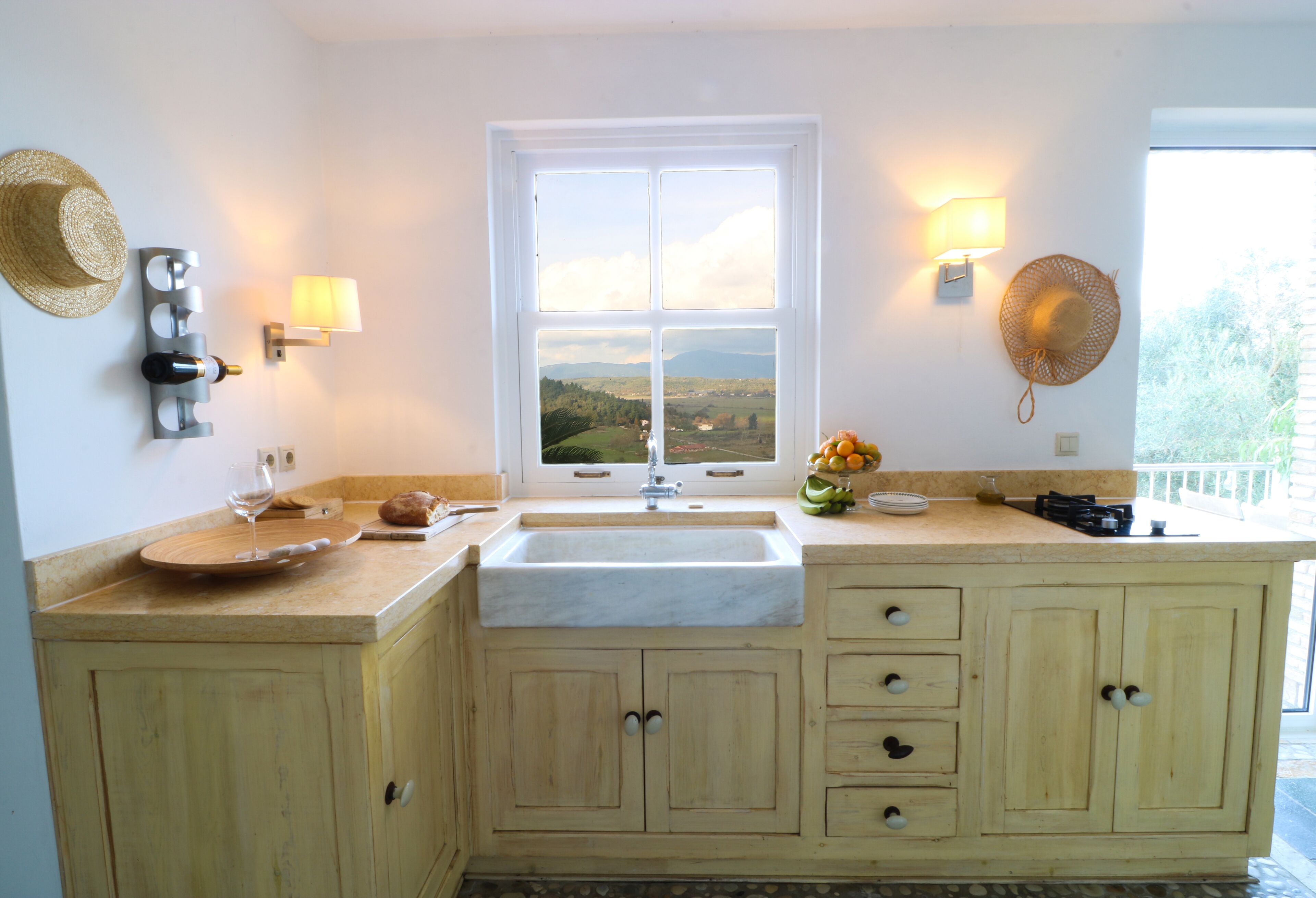 Réfrigérateur, four, plaque de cuisson, bouilloire électrique