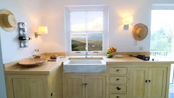 Een koelkast, een oven, een kookplaat, een waterkoker