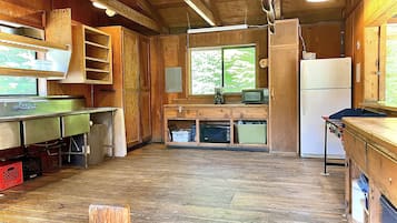 Refrigerador, microondas, placa de cocina, cafetera/tetera