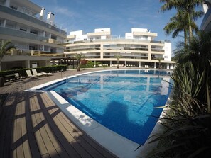 Piscina externa, espreguiçadeiras