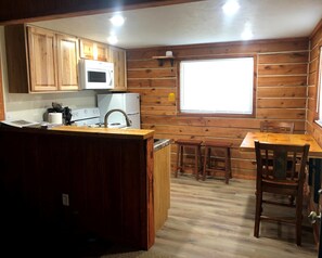 Réfrigérateur, four à micro-ondes, un four, surface de cuisson