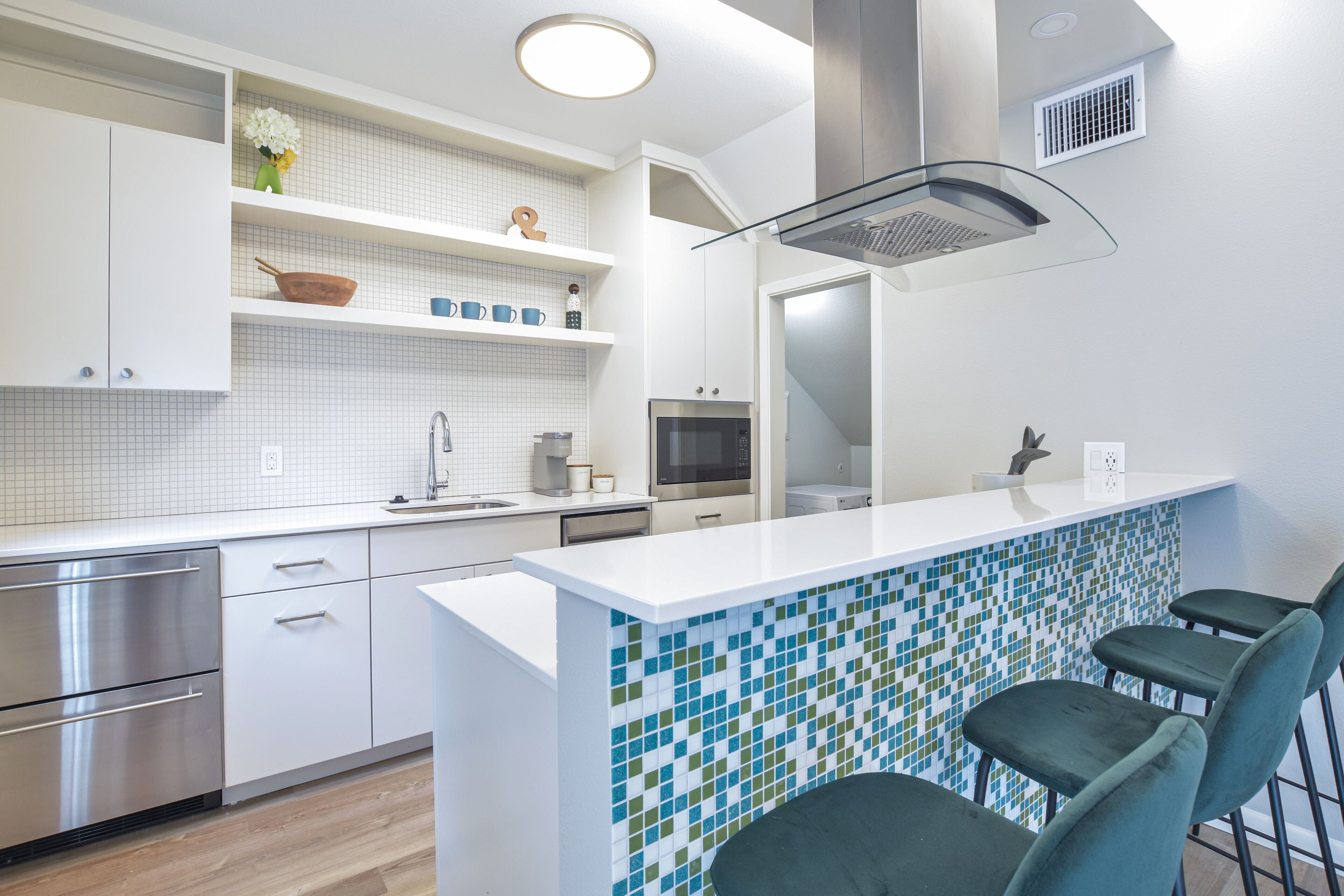 (C) 2 Bdr mid-century apartment in Central Austin