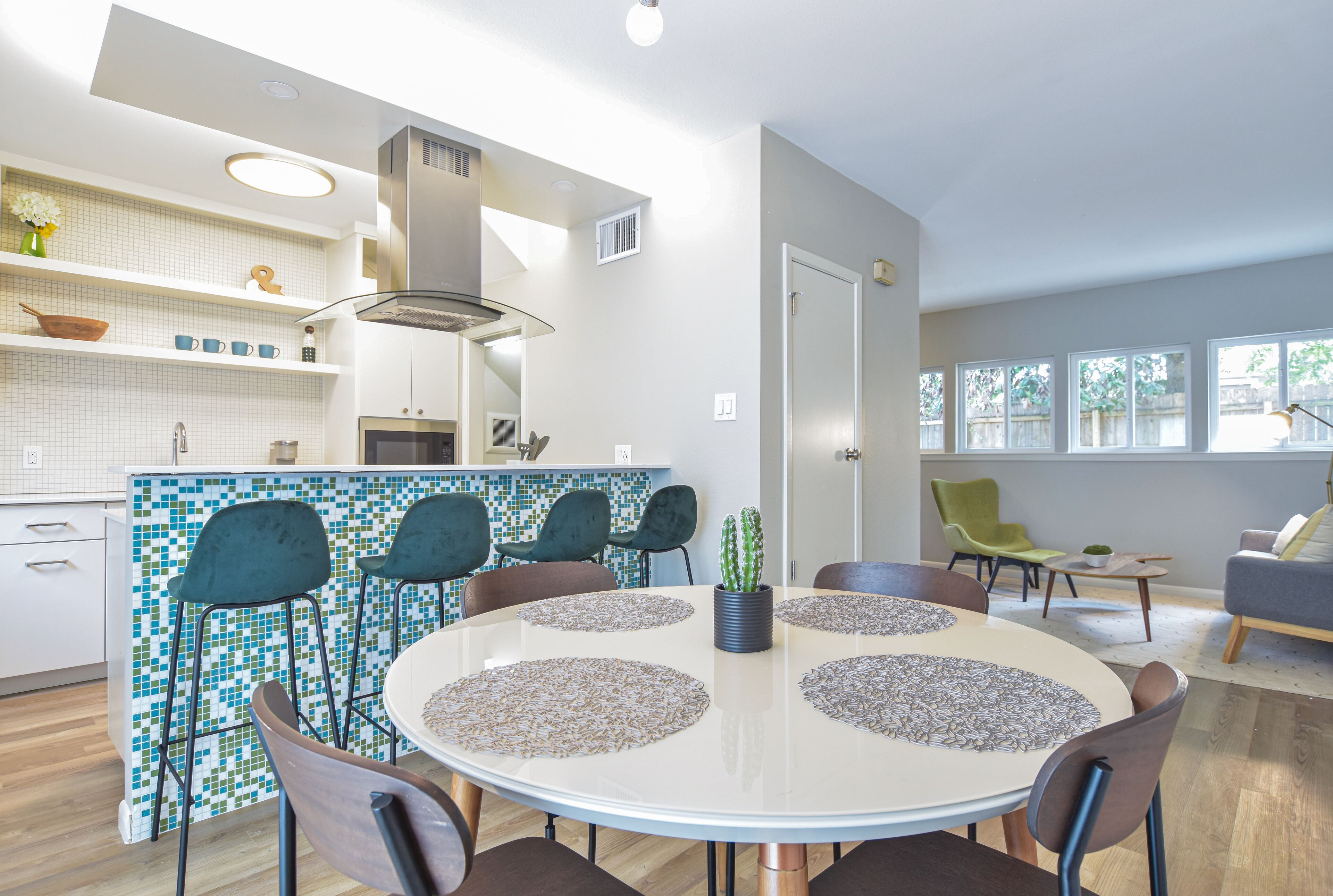 (C) 2 Bdr mid-century apartment in Central Austin