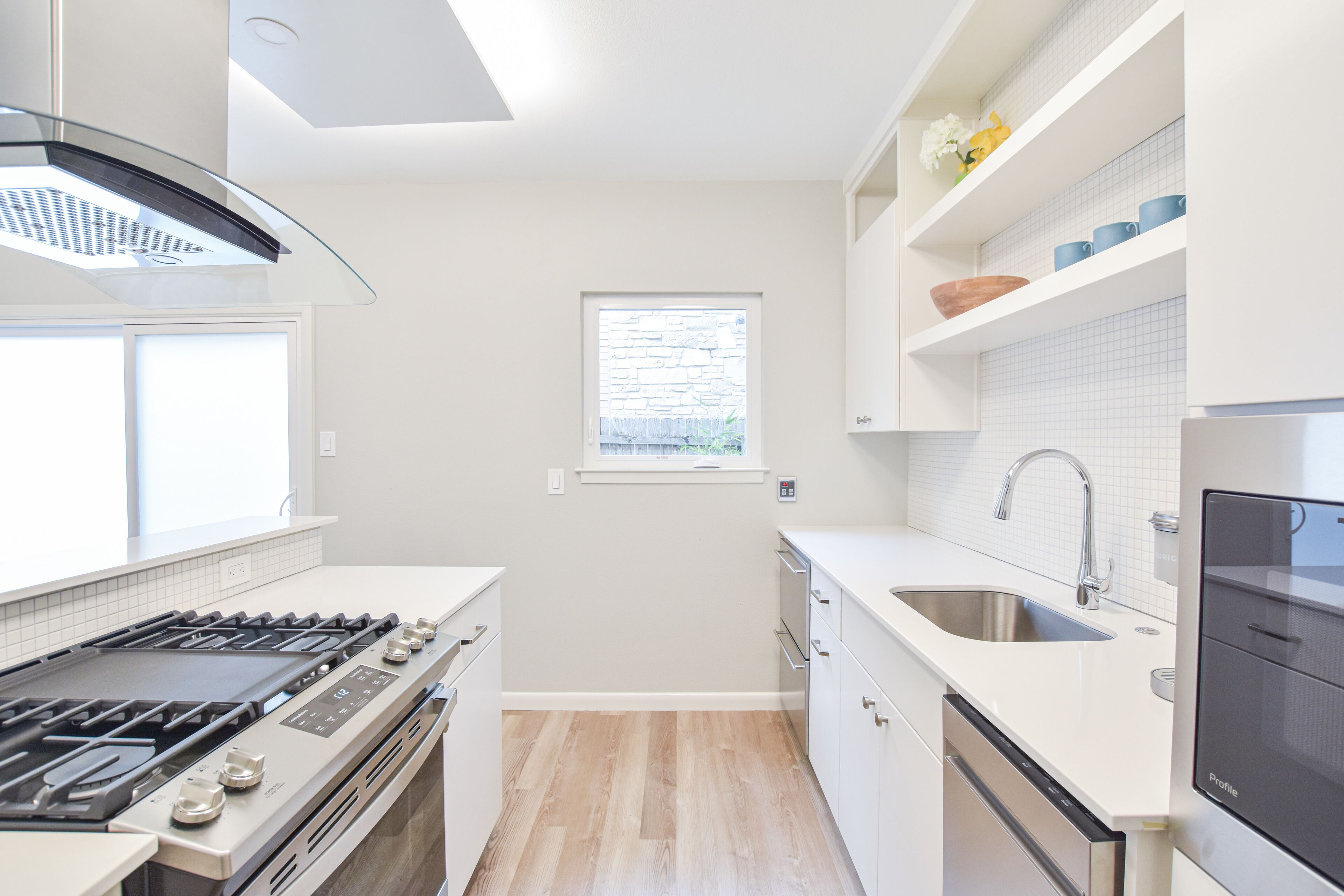 (C) 2 Bdr mid-century apartment in Central Austin